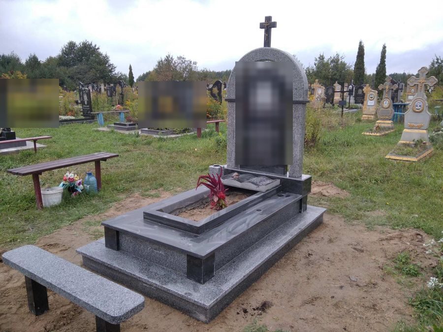 Гранітна арка з лавкою