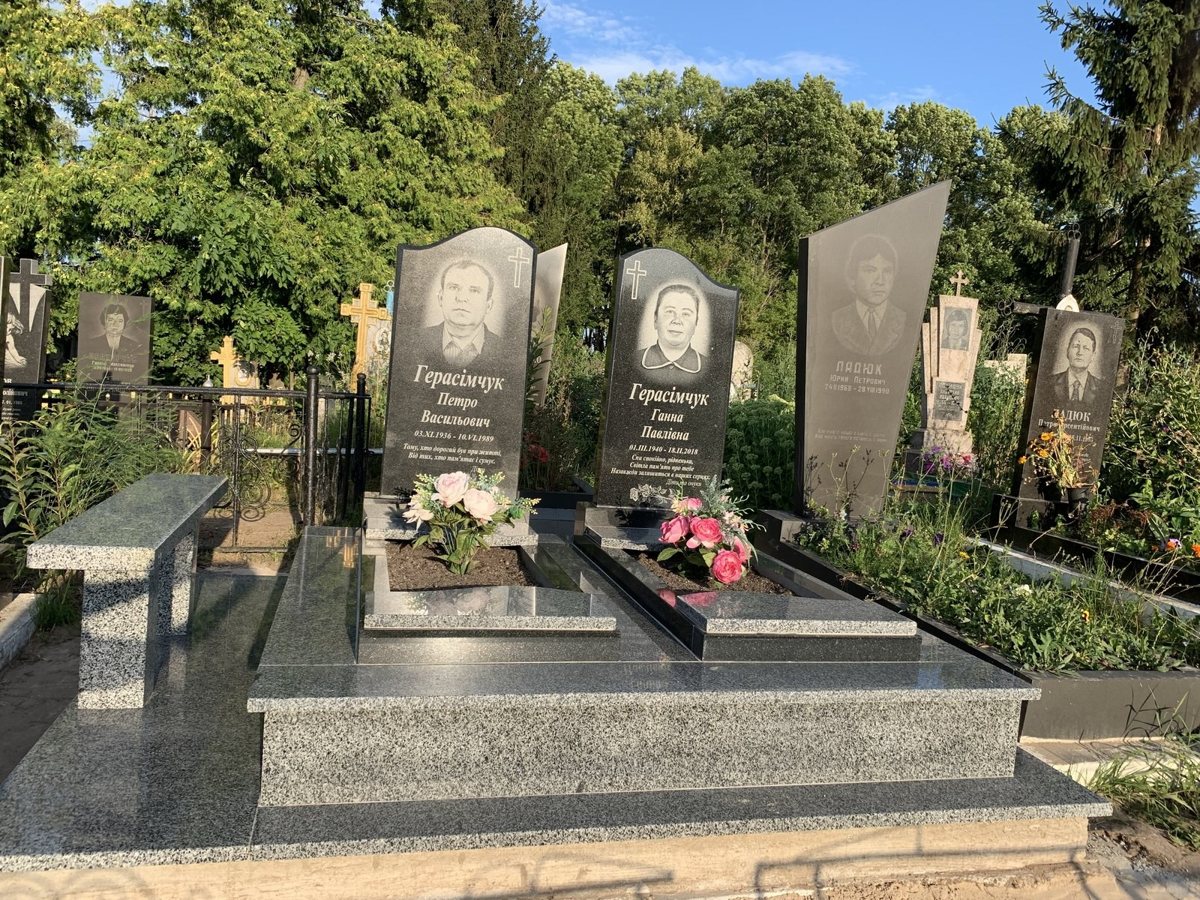 Ділянка, повністю викладена сірою гранітною плиткою