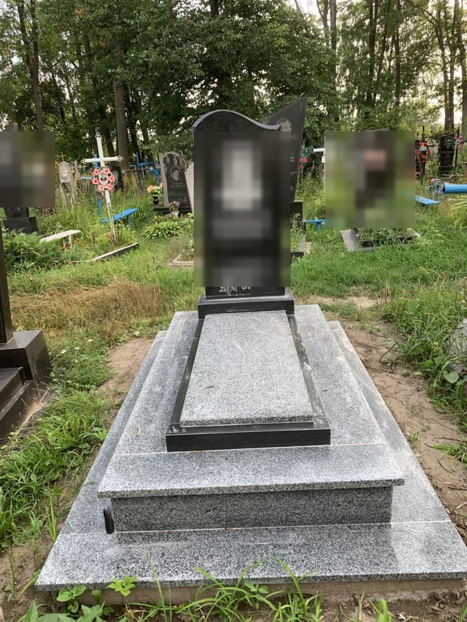 Одинарний памʼятник з чорного граніту на сірому цоколі
