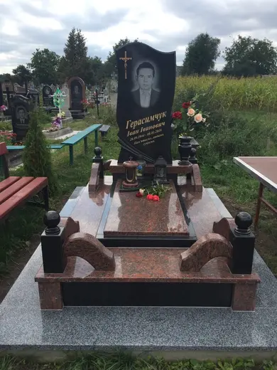Одинарний памʼятник, чорно-червоний