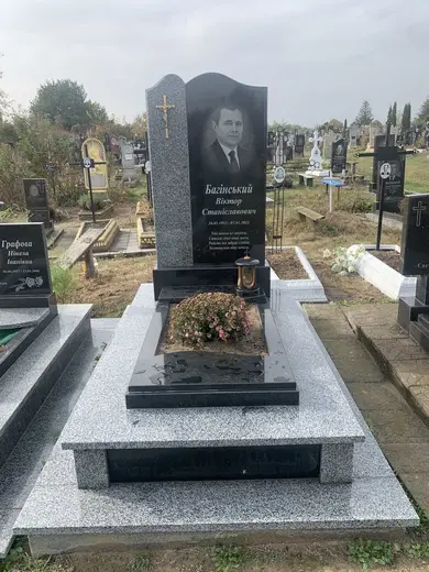 Одинарний памʼятник, чорно-сірий